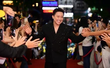 Dàn 'Mưa đỏ', Trấn Thành và hàng trăm nghệ sĩ làm nóng thảm đỏ bế mạc Liên hoan phim Việt Nam