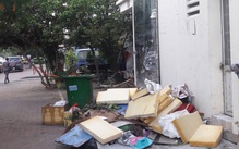 Ném rác thải qua cửa sổ chung cư, nguy hiểm người qua lại và làm hư mái nhà, xử phạt ra sao?