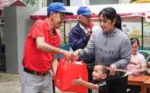 'Người ta cho mình, mình chưa cần dùng đến thì mình san sẻ cho đồng bào miền Trung'