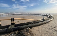 Bè nuôi thủy sản đường kính 40m trôi dạt vào bờ biển Quảng Trị