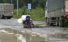 Đường huyết mạch ở Dung Quất nát bấy, vừa lái xe vừa cầu khấn