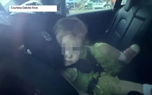 Cửa xe Tesla tự khóa, hàng loạt phụ huynh phải phá cửa cứu con, có trẻ rơi vào tình trạng nguy kịch