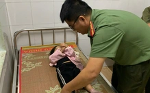 Công an Đắk Lắk băng rừng, vượt bão đưa bé gái 3 tuổi đi cấp cứu