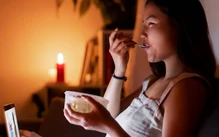 Ăn khuya cho đỡ đói, nhưng sao sáng dậy mệt và thèm ăn hơn?