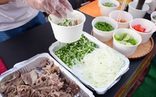 Quá ám ảnh cái đói, đặt tên quán Phở Khỏe ở Hàn Quốc, tạo được cả chuỗi bán phở