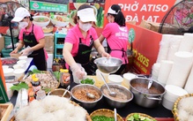 Có gian hàng phải 10 người mới đủ để phục vụ khách ở Ngày của Phở