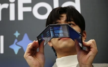 Samsung bất ngờ tung điện thoại gập ba đầu tiên, giá hơn 70 triệu đồng