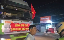 Dán băng rôn hàng cứu trợ trên xe để chở gạo quá tải là hành vi đáng lên án