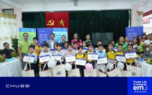 Chubb Life san sẻ với trẻ em khó khăn và chịu ảnh hưởng bởi bão lũ