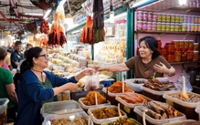Trả giá mua hàng ở chợ truyền thống vẫn có những thú vị riêng?