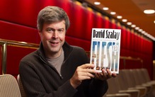 Những cuốn sách nào hay nhất năm 2025 theo The Guardian?