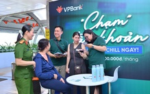 Hành khách metro thích thú trải nghiệm chạm thanh toán nhanh gọn của VPBank