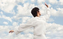 Pantone bị tố phân biệt chủng tộc vì chọn Cloud Dancer làm màu của năm 2026