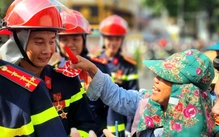 Người lính diễu binh lên xe, nhân dân bịn rịn tặng hoa