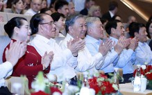 Tổng Bí thư Tô Lâm dự chương trình nghệ thuật Bài ca chiến thắng ở Nhà hát Hồ Gươm
