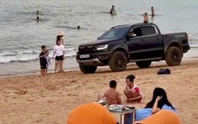 Xe bán tải vô tư phóng trên bãi biển Tuy Hòa, Quy Nhơn lúc đông người tắm biển
