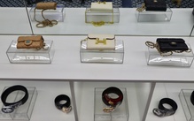 Trưng bày hàng giả túi xách Hermes, đồng hồ Rolex, kính mắt Chanel ở Tràng Tiền