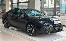 Tin tức giá xe: Toyota Camry giảm tới 100 triệu đồng tại đại lý