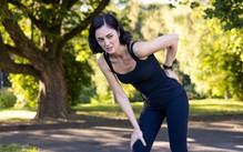 Cơ thể đang khỏe, bỗng nhiên vẹo cột sống vì chơi thể thao. Vì sao?