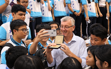 Giáo sư Nobel mang huy chương đến TP.HCM, học sinh, sinh viên vây kín