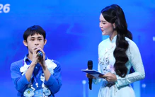 Nam diễn viên Trại buôn người nghẹn ngào khi nhận giải thưởng Thanh niên sống đẹp