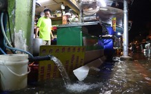 Triều cường đạt đỉnh sáng cuối tuần, người dân thức từ 4h sáng để tát nước