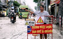 Nhiều tuyến đường ở TP.HCM ngập vì triều cường đạt đỉnh
