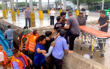 Bộ đội biên phòng TP.HCM kịp thời đưa ngư dân nghi bị tai biến trên biển vào bờ điều trị
