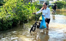 Triều cường sông Đồng Nai dâng cao, người dân vùng trũng lại bì bõm lội nước