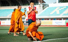 Mời nhà sư đến sân cầu may, đội bóng của HLV Park Hang Seo thắng khó tin