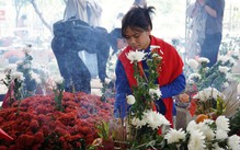 Giọt nước mắt tri ân xen lẫn niềm tự hào của dòng người đến viếng ở Nghĩa trang liệt sĩ TP.HCM