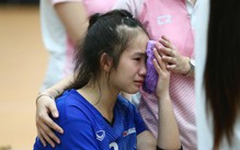 VĐV bóng chuyền 14 tuổi của Việt Nam khóc nức nở vì bị ngoại binh đập bóng trúng mặt
