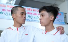 Mừng tủi gặp nhau ở lễ học bổng: Em là HS giỏi quốc gia, anh bệnh nặng vẫn lần thứ 2 đến giảng đường