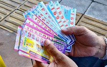 Cấm bán vé số cho người dưới 18 tuổi: Đại lý, người bán dạo băn khoăn lẫn lo lắng