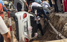 Xe Mercedes đám cưới lật xuống rãnh đào đường, nhiều người 'giải cứu' cô dâu
