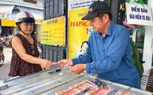 Cấm bán vé số cho người dưới 18 tuổi: Người lớn bỏ tiền mua, nhưng con cháu lựa vé số, có vi phạm không?