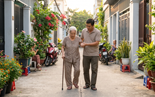 Có hôm mệt mỏi, nghe hỏi một chuyện đến lần thứ mười, con lớn tiếng với mẹ rồi thấy lòng nhói đau
