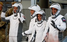 Crew-13 đến ISS nhanh kỷ lục, bất ngờ với 'Lucky 13' và chú rồng vàng đeo cỏ 4 lá