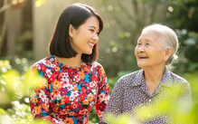 Chăm cha mẹ già cần tình thương, sự nhẫn nại lớn lao như cha mẹ từng chăm chúng ta