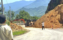 Đèo Khánh Lê dừng xe từng đợt 30 phút để xử lý sạt lở, người đi đường chú ý