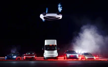 Trung Quốc kêu gọi vững tin công nghệ nội địa sau màn ra mắt 'xe bay' của Tesla