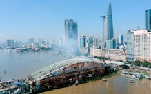 Nhìn lại toàn cảnh hải trình 124km đưa 'lá dừa nước thép' về hợp long cầu đi bộ qua sông Sài Gòn