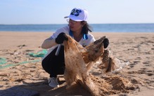 Cùng nhặt rác chung tay làm sạch bãi biển