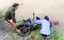 Đã tìm được chủ nhân xe máy nằm dưới mương nước ở Đồng Tháp