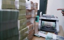 Máy đếm tiền chạy hết công suất chi trả tiền bồi thường mở rộng quốc lộ 1, có hộ dân nhận 34 tỉ