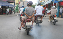 Quên những chuyện nhỏ nhặt khi chạy xe máy, vậy có tập trung lái xe?