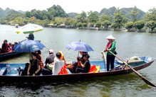 Những phụ nữ lái đò ở chùa Hương