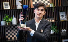 Sindarov chạy đà hoàn hảo trước trận tranh ngôi Vua cờ với Gukesh
