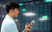 VN-Index giảm cả 5 phiên giao dịch, 7 cổ phiếu gây chú ý tuần qua