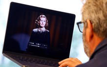 AI ‘hồi sinh’ nữ minh tinh Hollywood Greta Garbo để... đóng quảng cáo